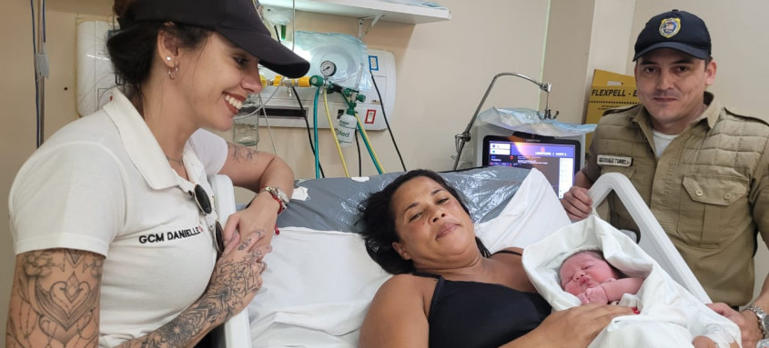A mãe Vanessa e a pequena Flora foram levadas por guardas municipais para o Hospital Mário Monteiro, em Niterói - Foto: Divulgação A mãe Vanessa e a pequena Flora foram levadas por guardas municipais para o Hospital Mário Monteiro, em Niterói