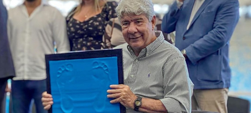 Ex-técnico Joel Santana é homenageado na Calçada da Fama do Maracanã