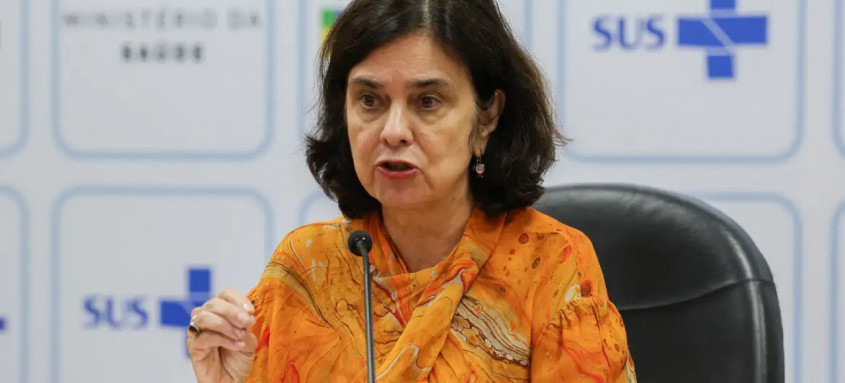 Ministra da Saúde, Nísia Trindade, pediu que estados e municípios façam uma busca ativa por jovens com até 19 anos que não receberam nenhuma dose da vacina - Foto: Antonio Cruz/Agência Brasil Ministra da Saúde, Nísia Trindade, pediu que estados e municípios façam uma busca ativa por jovens com até 19 anos que não receberam nenhuma dose da vacina