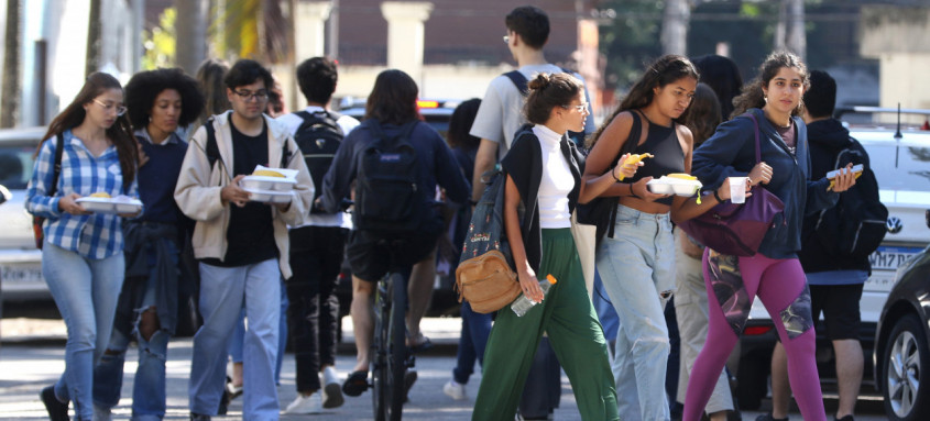 Podem participar jovens com idade entre 17 e 22 anos que estejam cursando ou já tenham concluído o 3º ano do Ensino Médio em escola pública e morem no Estado do Rio - Foto: Tânia Rêgo/Agência Brasil Podem participar jovens com idade entre 17 e 22 anos que estejam cursando ou já tenham concluído o 3º ano do Ensino Médio em escola pública e morem no Estado do Rio