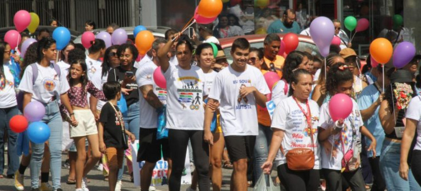 Caminhada de conscientização do autismo reúne 200 pessoas neste sábado no Centro de São Gonçalo - Foto: Júlio Diniz/Divulgação Caminhada de conscientização do autismo reúne 200 pessoas neste sábado no Centro de São Gonçalo