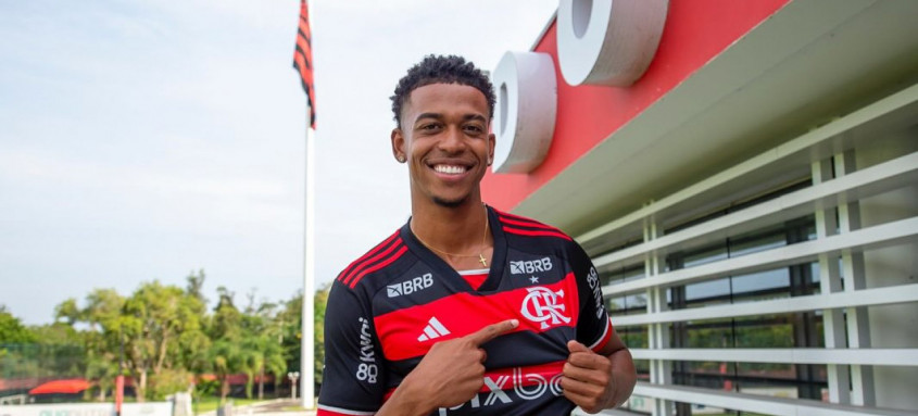 Carlinhos foi apresentado nesta segunda-feira no Ninho do Urubu