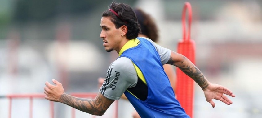 Lesionado, o atacante Pedro deve voltar aos gramados somente em meados de 2025 - Foto: Gilvan de Souza/Flamengo Lesionado, o atacante Pedro deve voltar aos gramados somente em meados de 2025