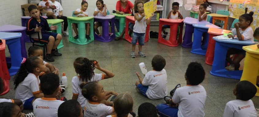 Na atividade, os estudantes do Ensino Fundamental visitam os pequenos da Educação Infantil para ler os livros - Foto: Divulgação Na atividade, os estudantes do Ensino Fundamental visitam os pequenos da Educação Infantil para ler os livros