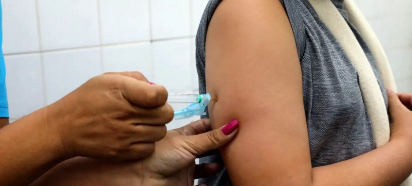 A critério dos gestores municipais, a imunização poderá ser estendida a pessoas de 4 a 59 anos, que é o limite etário especificado na bula da vacina Qdenga