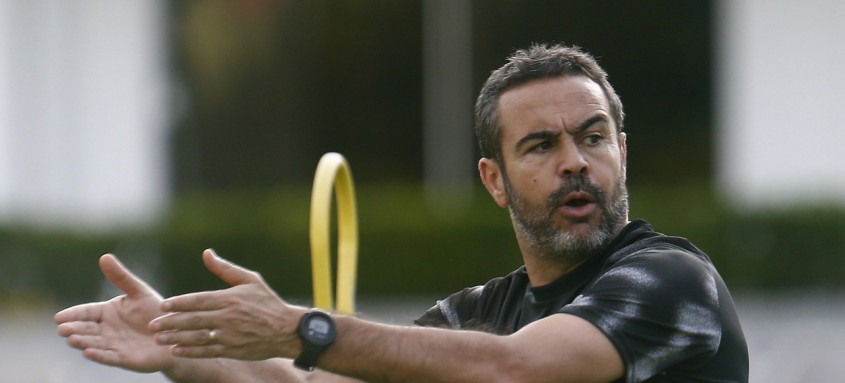 Artur Jorge, técnico do Botafogo, sabe que time precisa começar a reagir
