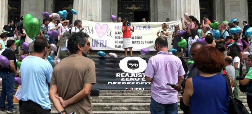 Associação de Docentes da Universidade Federal do Rio de Janeiro (ADUFRJ) organizou um ato por salários, mais bolsas de pesquisa e melhores condições de trabalho