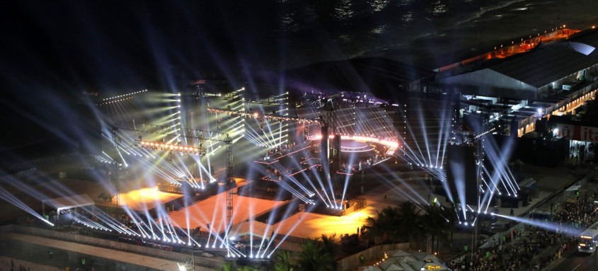 O enorme palco para o show que encerra The Celebration Tour, de Madonna, está montado na Praia de Copacabana
