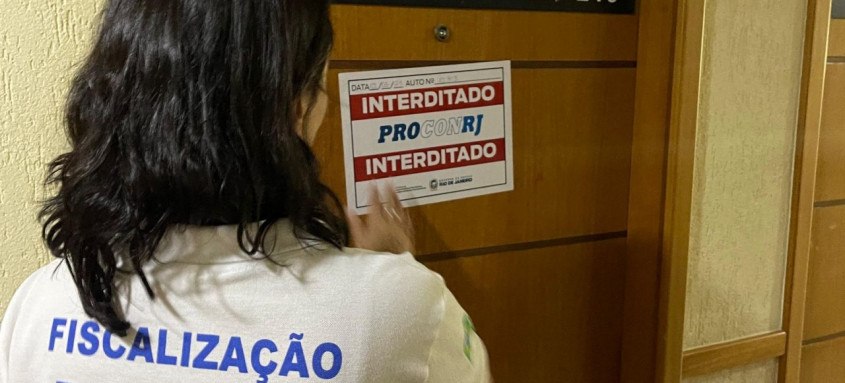 Procon-RJ interdita duas clínicas de bronzeamento artificial durante operação de fiscalização, na Barra da Tijuca 