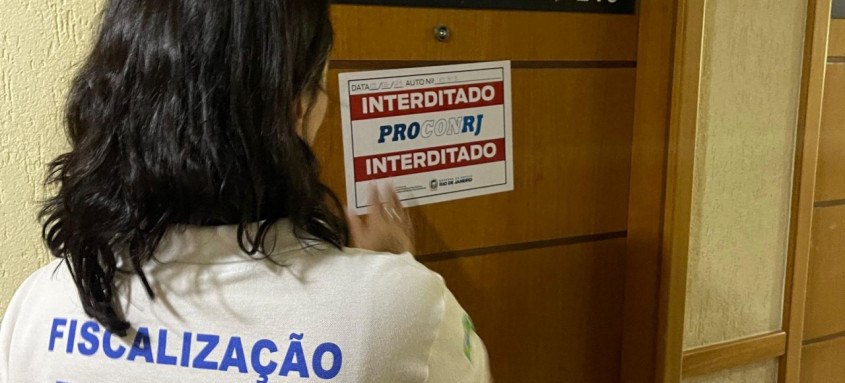 Procon-RJ interdita duas clínicas de bronzeamento artificial durante operação de fiscalização, na Barra da Tijuca - Foto: Divulgação/Procon-RJ Procon-RJ interdita duas clínicas de bronzeamento artificial durante operação de fiscalização, na Barra da Tijuca