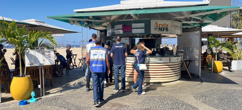 Fiscais do Procon-RJ fazem operação nos quiosques da orla de Copacabana
