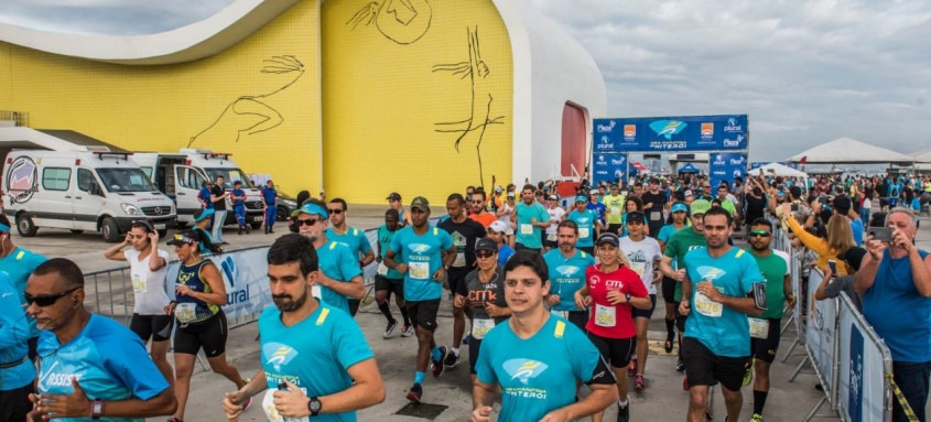 As saídas das provas da sexta edição da Meia Maratona de Niterói serão no Caminho Niemeyer - Foto: Divulgação As saídas das provas da sexta edição da Meia Maratona de Niterói serão no Caminho Niemeyer