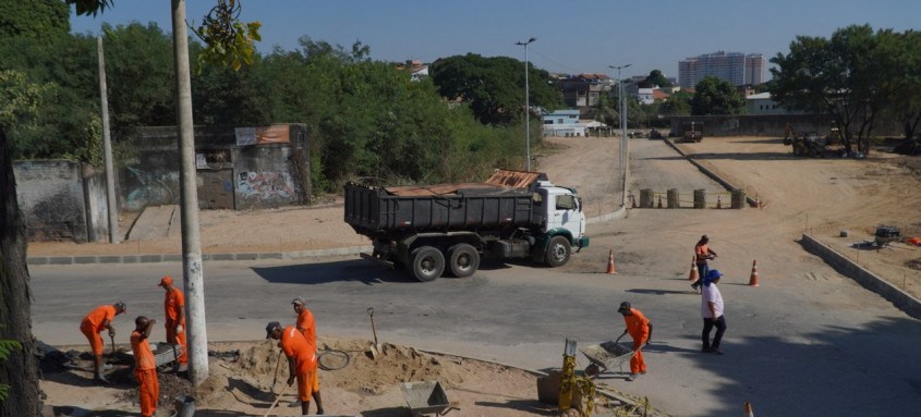 Obras de drenagem e pavimentação estão sendo feitas na Rua Capitão Juvenal Figueiredo, além de um estacionamento com diversos módulos e paisagismo