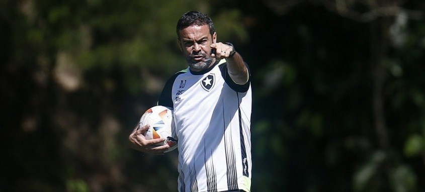 Técnico Artur Jorge procurou ajustar o time do Botafogo para o confronto desta noite