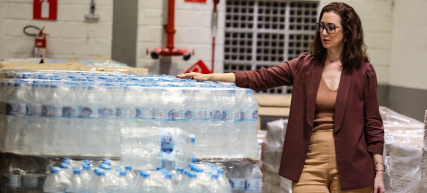Com a campanha SOS CHUVAS RS, foram arrecadados mais de 15 mil garrafas de água, além de alimentos não perecíveis, material de higiene pessoal e limpeza, entre outros itens - Foto: Ernesto Carriço/Divulgação Com a campanha SOS CHUVAS RS, foram arrecadados mais de 15 mil garrafas de água, além de alimentos não perecíveis, material de higiene pessoal e limpeza, entre outros itens