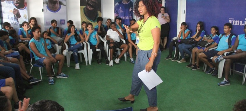 Equipe da Assistência Social, formada por pedagogos e assistentes sociais, conversa com os alunos de forma lúdica e divertida sobre a garantia de direitos dessas crianças - Foto: Fabio Guimarães/Divulgação Equipe da Assistência Social, formada por pedagogos e assistentes sociais, conversa com os alunos de forma lúdica e divertida sobre a garantia de direitos dessas crianças