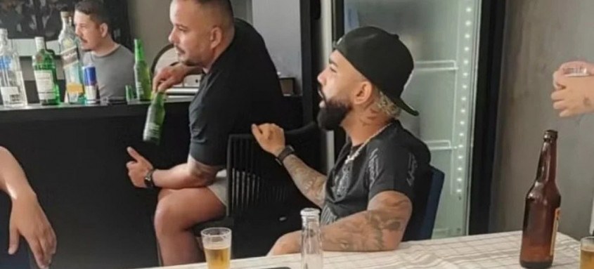 Atacante Gabigol foi flagrado com a camisa do Corinthians durante folga