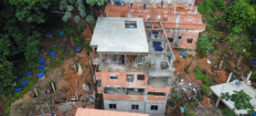 As construções estavam sendo erguidas sem qualquer licença em área de encosta