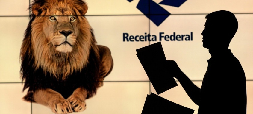 Cerca de 5,6 milhões de contribuintes que entregaram a Declaração do Imposto de Renda Pessoa Física saberão se acertaram as contas com o Leão - Foto: Joédson Alves/Agência Brasil Cerca de 5,6 milhões de contribuintes que entregaram a Declaração do Imposto de Renda Pessoa Física saberão se acertaram as contas com o Leão