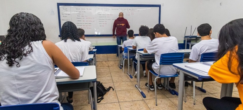 Servidor que escolher fazer a migração terá assegurado todos os benefícios relativos à jornada de 30 horas semanais em sua carreira, como aposentadoria e vencimentos proporcionais à nova jornada - Foto: Divulgação/Seeduc Servidor que escolher fazer a migração terá assegurado todos os benefícios relativos à jornada de 30 horas semanais em sua carreira, como aposentadoria e vencimentos proporcionais à nova jornada