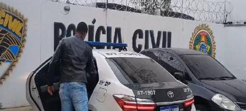Policiais da 39ª DP (Pavuna) prenderam suspeito de importunar sexualmente uma passageira de ônibus - Foto: Divulgação Policiais da 39ª DP (Pavuna) prenderam suspeito de importunar sexualmente uma passageira de ônibus
