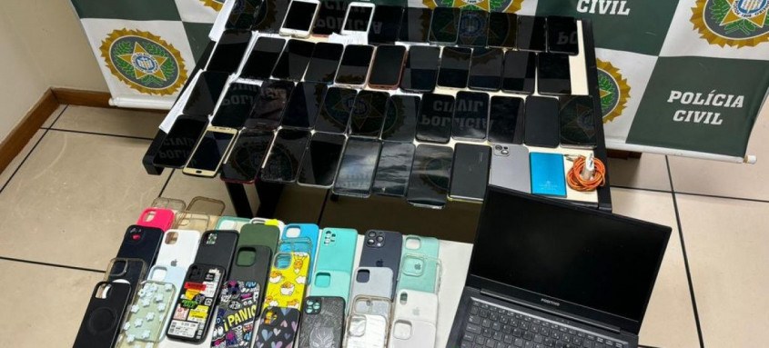 Além dos telefones, os agentes apreenderam o computador do criminoso, em que foi identificado um programa utilizado para desbloquear celulares