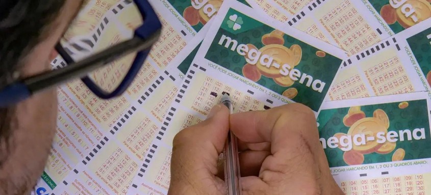 As seis dezenas do concurso 2.735 da Mega-Sena serão sorteadas, a partir das 20h - Foto: Rafa Neddermeyer/Agência Brasil As seis dezenas do concurso 2.735 da Mega-Sena serão sorteadas, a partir das 20h