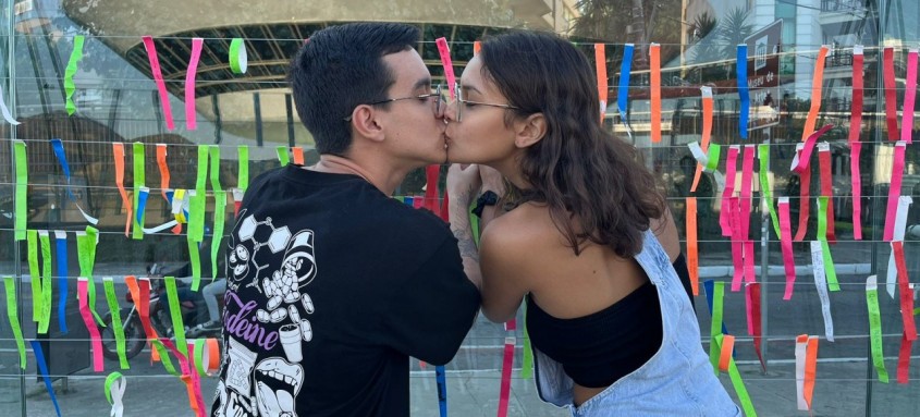 Na exposição, os visitantes ganham pulseiras onde escrevem seus desejos para o futuro, assim como o jovem casal Luis Gabriel Gonçalves e Letícia Martins - Foto: Divulgação Na exposição, os visitantes ganham pulseiras onde escrevem seus desejos para o futuro, assim como o jovem casal Luis Gabriel Gonçalves e Letícia Martins
