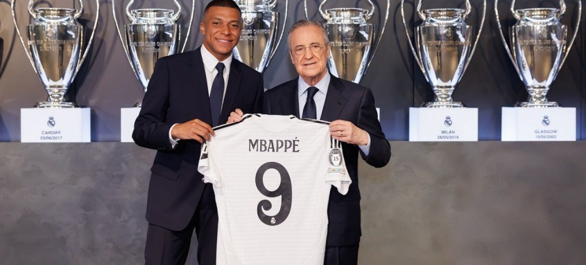 O francês Kylian Mbappé recebeu das mãos do presidente do Real Madrid, Florentino Pérez, a camisa 9 do clube espanhol - Foto: Divulgação/Real Madrid O francês Kylian Mbappé recebeu das mãos do presidente do Real Madrid, Florentino Pérez, a camisa 9 do clube espanhol