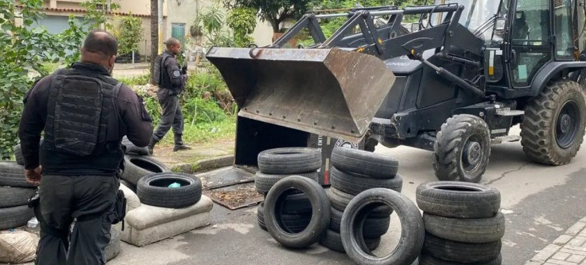 Equipes da Polícia Militar com o uso de retroescavadeiras destruíram várias barricadas instaladas ao longo dos acessos à Cidade de Deus