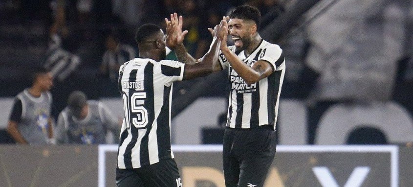 Botafogo entra em campo hoje com o retrospecto de quatro vitórias consecutivas
- Foto: Vitor Silva/Botafogo Botafogo entra em campo hoje com o retrospecto de quatro vitórias consecutivas