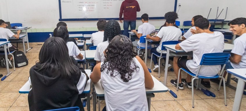 Vagas autorizadas pelo governador Cláudio Castro vão atender os anos iniciais e finais dos ensinos Fundamental e Médio, nos anos letivos de 2024 e 2025 - Foto: Divulgação Vagas autorizadas pelo governador Cláudio Castro vão atender os anos iniciais e finais dos ensinos Fundamental e Médio, nos anos letivos de 2024 e 2025