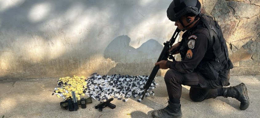 Policiais do 12º BPM (Niterói) apreenderam munições, drogas e um rádio transmissor com um menor de idade na comunidade Juca Branco, em Niterói - Foto: Divulgação Policiais do 12º BPM (Niterói) apreenderam munições, drogas e um rádio transmissor com um menor de idade na comunidade Juca Branco, em Niterói