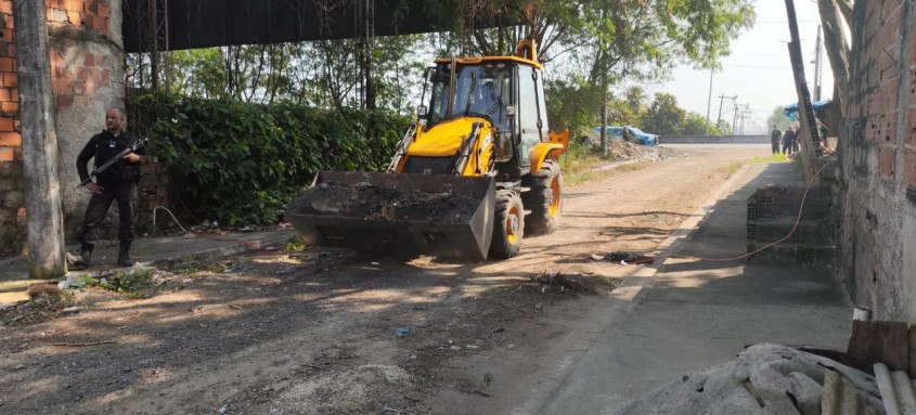 Com ajuda de uma retroescavadeira, a PM retirou barricadas no bairro Jardim Catarina, em São Gonçalo - Foto: Divulgação Com ajuda de uma retroescavadeira, a PM retirou barricadas no bairro Jardim Catarina, em São Gonçalo
