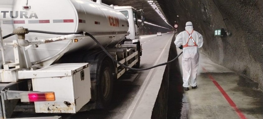 Foram mobilizados 10 funcionários que utilizaram equipamentos especializados e uniformes de alta proteção - Foto: Divulgação Foram mobilizados 10 funcionários que utilizaram equipamentos especializados e uniformes de alta proteção