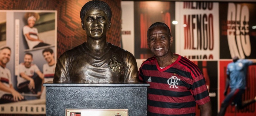 Em 2019, Adílio foi homenageado pelo Flamengo com um busto na sede do clube
- Foto: Paula Reis/Flamengo Em 2019, Adílio foi homenageado pelo Flamengo com um busto na sede do clube