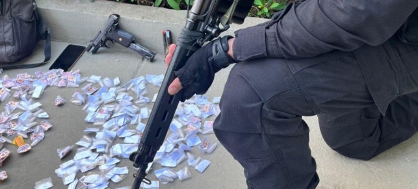 Policiais do 7ºBPM (São Gonçalo) prenderam um homem com arma e drogas em Vista Alegre - Foto: Divulgação Policiais do 7ºBPM (São Gonçalo) prenderam um homem com arma e drogas em Vista Alegre