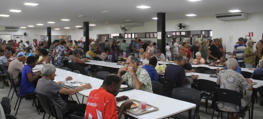 Com cardápios variados e especiais em algumas datas comemorativas, a população paga no Restaurante do Povo, em São Gonçalo R$ 0,50 pelo café da manhã e R$ 1 pelo almoço - Foto: Divulgação Com cardápios variados e especiais em algumas datas comemorativas, a população paga no Restaurante do Povo, em São Gonçalo R$ 0,50 pelo café da manhã e R$ 1 pelo almoço
