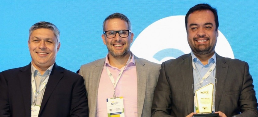 O governador Cláudio Castro (à dir.) recebeu o prêmio pela evolução da oferta de serviços digitais do Estado do Rio de Janeiro - Foto: Divulgação O governador Cláudio Castro (à dir.) recebeu o prêmio pela evolução da oferta de serviços digitais do Estado do Rio de Janeiro