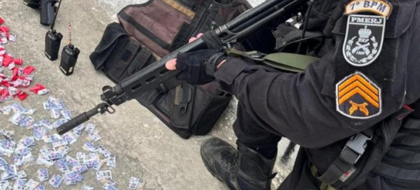 PMs do 7º BPM (São Gonçalo) apreenderam uma pistola, capa de colete, dois rádios e drogas - Foto: Divulgação PMs do 7º BPM (São Gonçalo) apreenderam uma pistola, capa de colete, dois rádios e drogas