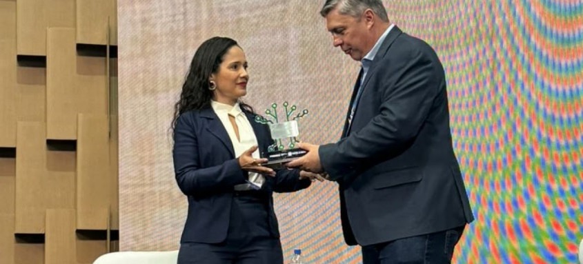 Secretária de Gestão Integrada e Projetos Especiais (Semgipe) de São Gonçalo, Rafaela Santana, recebeu o troféu em nome do município - Foto: Divulgação Secretária de Gestão Integrada e Projetos Especiais (Semgipe) de São Gonçalo, Rafaela Santana, recebeu o troféu em nome do município