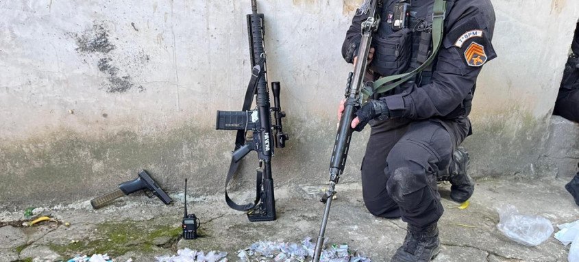 Drogas, armas e um radio transmissor foram apreendidos pela PM no Complexo do Salgueiro - Foto: Divulgação Drogas, armas e um radio transmissor foram apreendidos pela PM no Complexo do Salgueiro