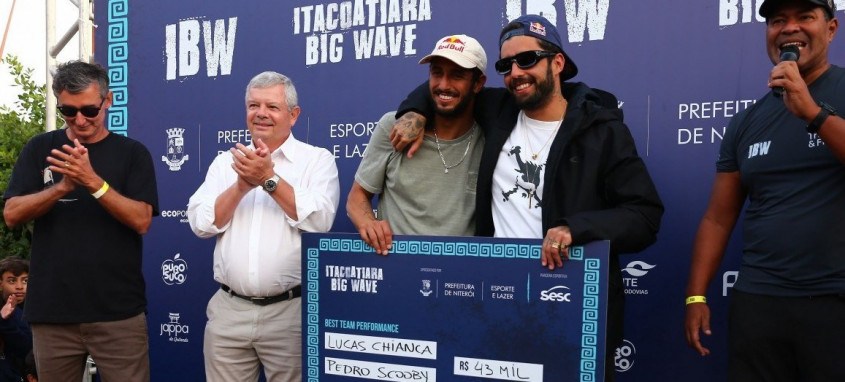Pedro Scooby e Lucas Chumbo levaram o primeiro prêmio da sexta edição do Itacoatiara Big Wave 2024 - Foto: Alex Ramos/Diyulgação Pedro Scooby e Lucas Chumbo levaram o primeiro prêmio da sexta edição do Itacoatiara Big Wave 2024