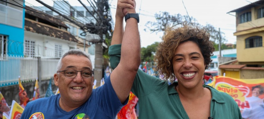 A candidata à Prefeitura de Niterói Talíria Petrone (PSOL), junto com seu vice Fernando Rodovalho, realizaram caminhada ontem no Barreto - Foto: Karen Ferreira/Divulgação A candidata à Prefeitura de Niterói Talíria Petrone (PSOL), junto com seu vice Fernando Rodovalho, realizaram caminhada ontem no Barreto