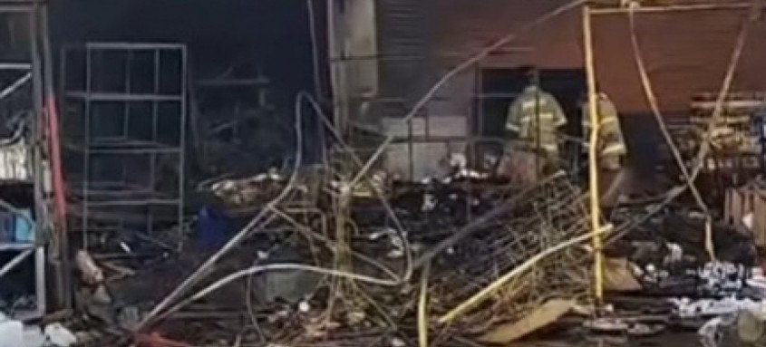 Incêndio de grandes proporções atingiu três galpões no Ceasa de São Gonçalo na madrugada de domingo - Foto: Reprodução da internet Incêndio de grandes proporções atingiu três galpões no Ceasa de São Gonçalo na madrugada de domingo