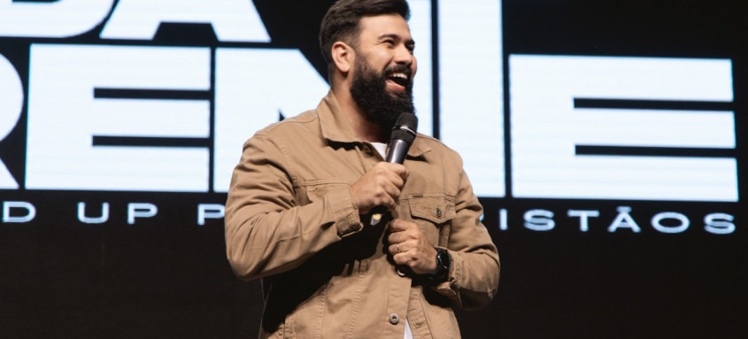 Humorista Douglas di Lima, com o espetáculo Humorista Douglas di Lima, com o espetáculo