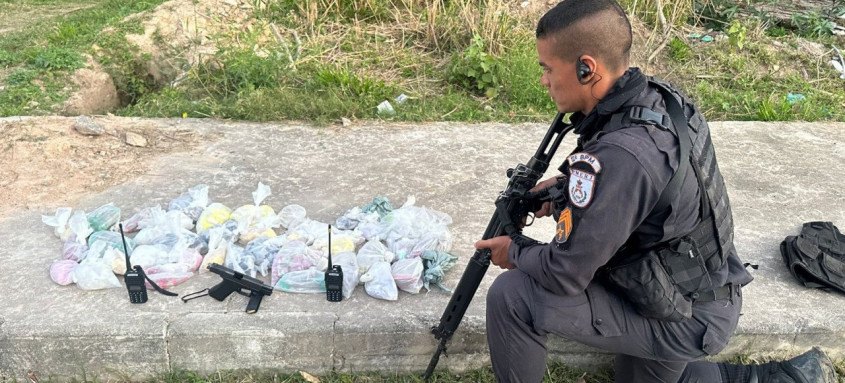 Policiais militares do 12º BPM (Niterói) apreenderam drogas, arma e munições
