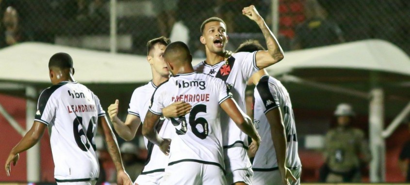 Zagueiro marcou no domingo o único gol do Vasco no triunfo sobre o Vitória
- Foto: Matheus Lima/Vasco Zagueiro marcou no domingo o único gol do Vasco no triunfo sobre o Vitória