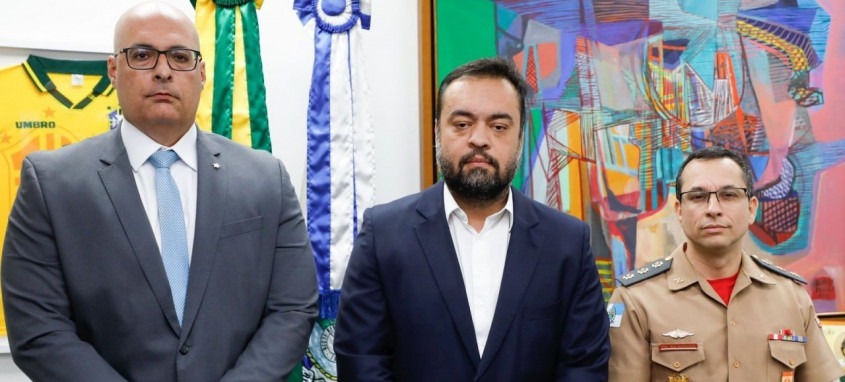 Governador Cláudio Castro com o delegado Felipe Curi, que assume a secretaria de Polícia Civil, e o coronel Tarciso de Salles Junior, agora secretário de Defesa Civil e comandante do Corpo de Bombeiros do Estado do Rio - Foto: Ernesto Carriço/Divulgação Governador Cláudio Castro com o delegado Felipe Curi, que assume a secretaria de Polícia Civil, e o coronel Tarciso de Salles Junior, agora secretário de Defesa Civil e comandante do Corpo de Bombeiros do Estado do Rio