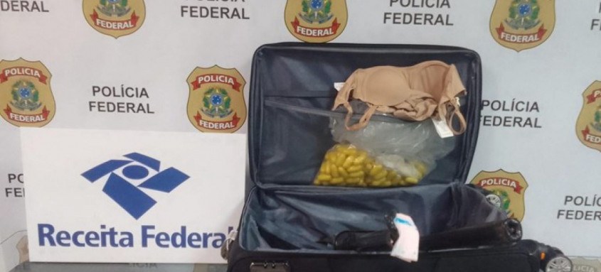 Mulher foi presa no Aeroporto do Galeão tentando embarcar para a França com dois quilos de cocaína - Foto: Divulgação Mulher foi presa no Aeroporto do Galeão tentando embarcar para a França com dois quilos de cocaína